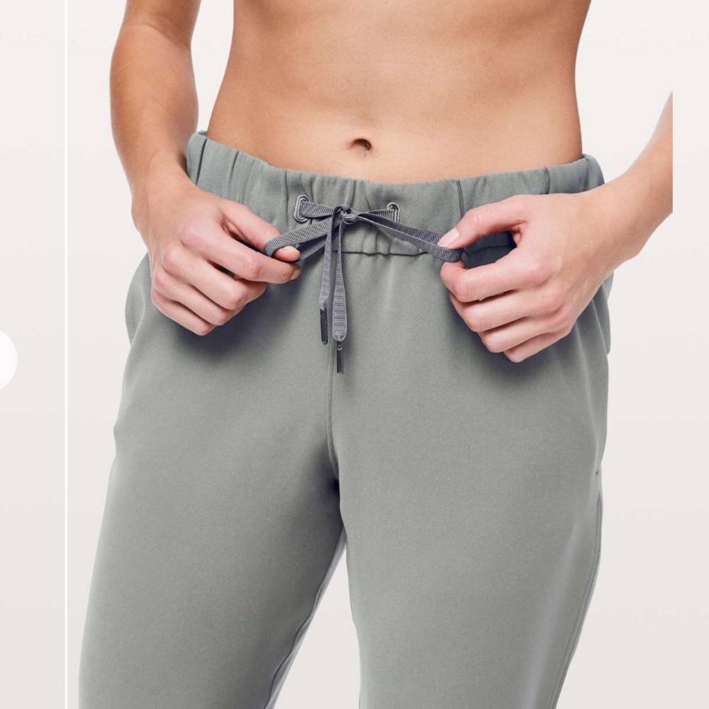 lululemon On The Fly Crop *Woven 23” Grey Sage Sz 2 - Picture 5 of 15
